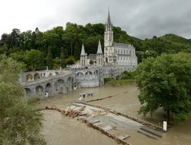 Πλημμύρισε η Νότια Γαλλία- Με ελικόπτερα απομακρύνθηκαν 1.600 άτομα (βίντεο)